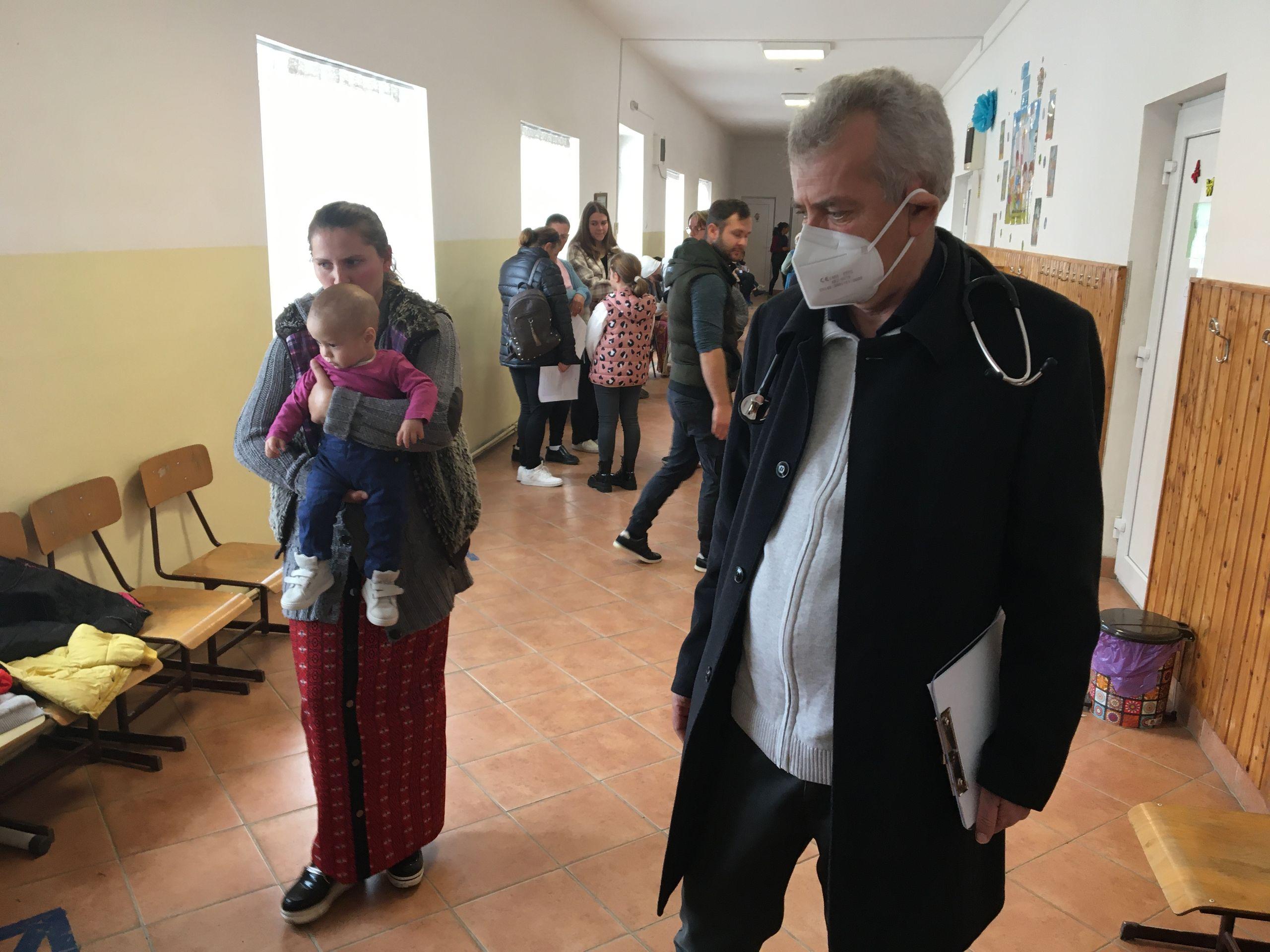 Aurelian Georgiu, medicul de familie din Bălan, în timpul vizitei caravanei. Foto: Bianca Felseghi