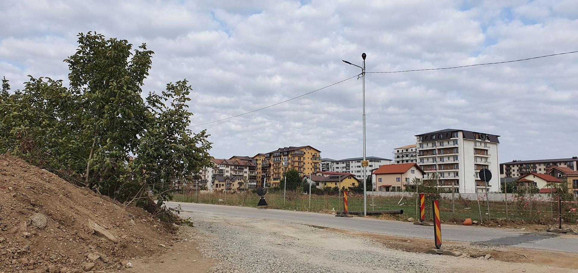 Casele alternează cu blocuri de opt etaje, locurile de parcare sunt inexistente, iar spațiile comunitare lipsesc cu desăvârșire. 100.000 de oameni care trăiesc într-un șantier continuu.