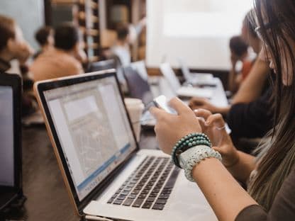 ChatGPT, moartea eseului academic? Ce spun cinci profesori universitari din România despre cum va influența AI evaluarea studenților