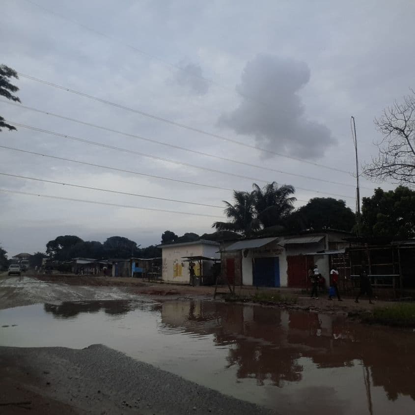 Congo, Pointe Noire. „În drumul spre șantier (serviciu). Așa arată drumul după o ploaie de câteva minute”. Foto: Alex Ciupitu