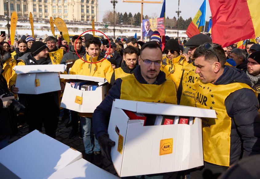 Februarie 2025. Vlad Petre ajută cu depunerea semnăturilor strânse de partid pentru Călin Georgescu. Sursă foto: partidulaur.ro