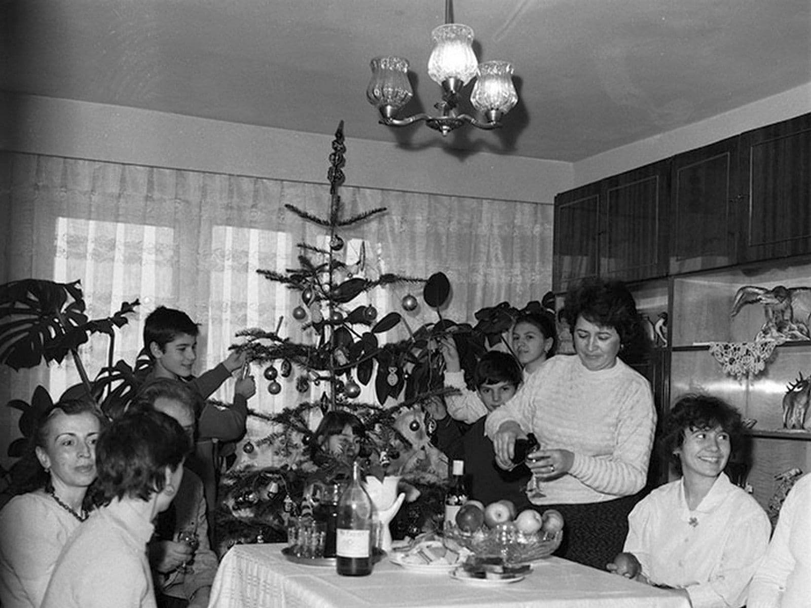 Masă tradițională în familie, la bloc, cu bibelouri așezate frumos pe mileuri