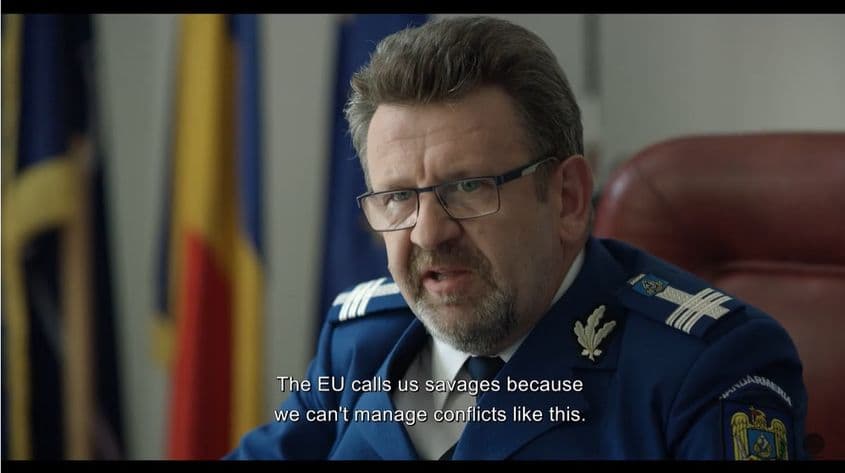Adrian Titieni, aici în rol de șef al Jandarmeriei supărat că homofobia subalternilor știrbește imaginea instituției. Screenshot via <a target="_blank" href="https://www.youtube.com/watch?v=TTPsi7aqGZs&ab_channel=ROLLERCOASTERPRROLLERCOASTERPR">Youtube</a>