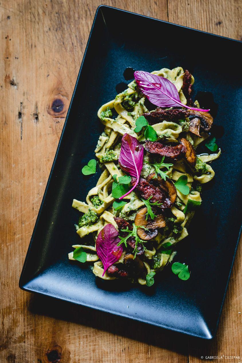 Paste de casă cu leurdă, cârnați de oaie și ciuperci.