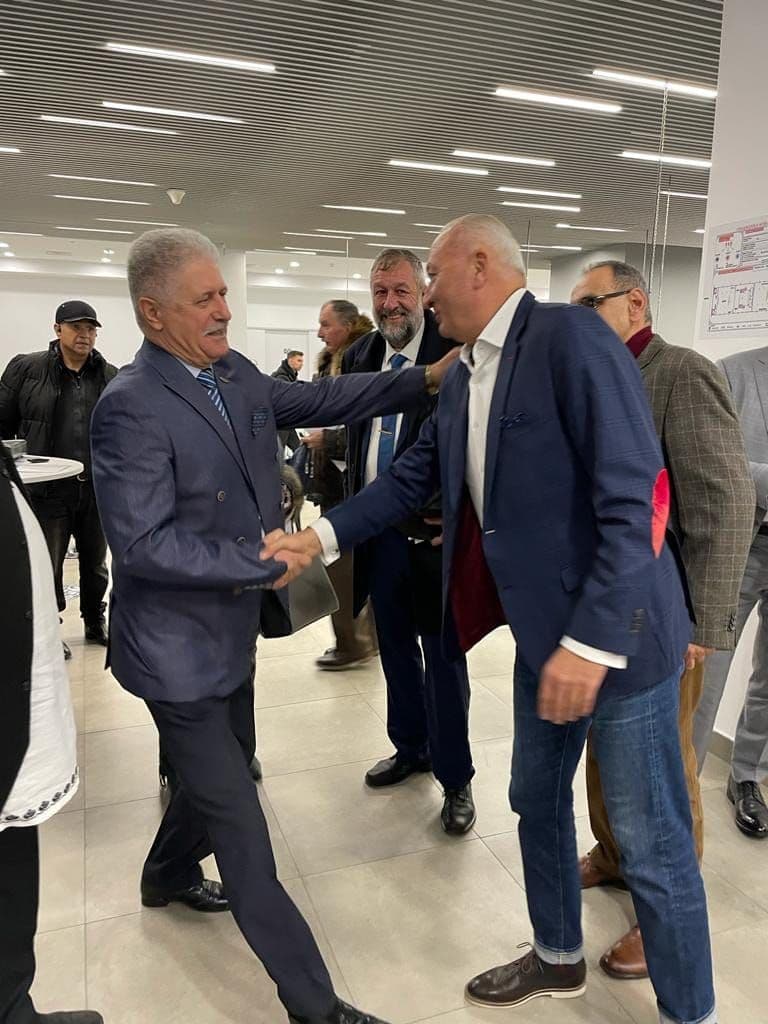 Mihai Rotariu îi strânge mâna lui Sorin Sergiu Chelmu, politician AUR și fost secretat de stat în guvernul Ponta. Sursă foto: Facebook