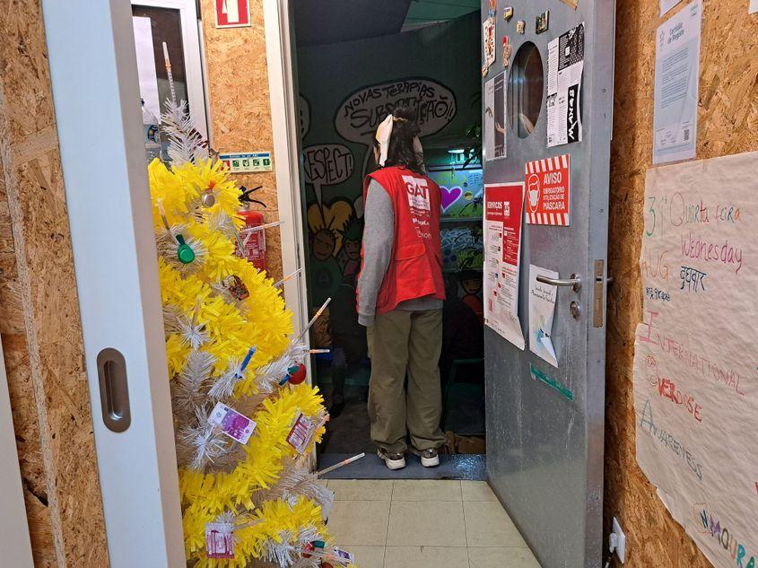 Acum mai bine de 20 de ani, Portugalia a devenit prima țară din lume care a decriminalizat cu totul consumul de droguri (nu și drogurile), transformând consumul în contravenție și oferind un sistem clar și previzibil de redresare. Rata deceselor din urma consumului este cel puțin la jumătate față de media UE. Foto: Mălina Gîndu