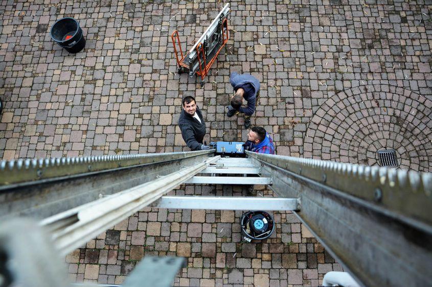 Casele sunt golite cu un lift exterior pe care românii îl montează în cel mult o jumătate de oră.