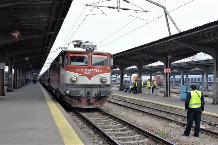 Urcatul în tren este încă o chestiune de echilibristică, aproape toate peroanele nefiind ridicate la nivelul necesar. Foto: Lucian Muntean