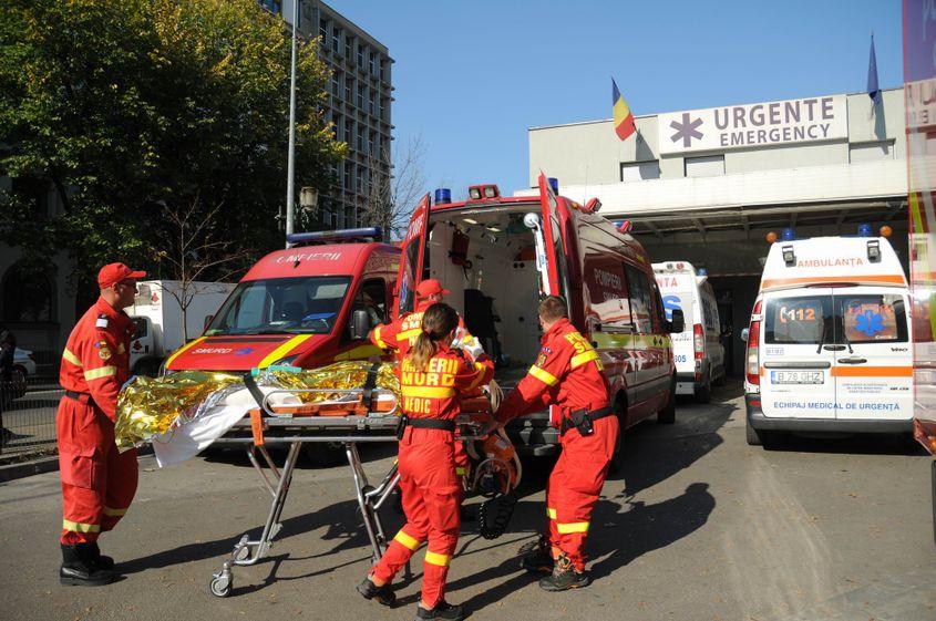 FOTODOCUMENT. Imagine din dimineaţa zilei de 31 octombrie 2015, cu unul dintre răniţii din Colectiv adus la Spitalul Floreasca. Foto: Lucian Muntean