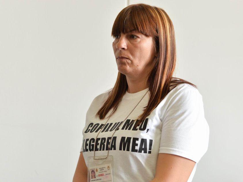 Femeia din imagine a spus că are un copil mutilat în urma vaccinării. Ea a participat la şedinţă îmbrăcată cu un tricou pe care scria: "Copilul meu, alegerea mea!". Fotografii: Lucian Muntean