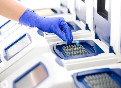 „Nu aveam niciun simptom. Și totuși, eram la șase luni de cancer.” Cum genetica îți poate salva viata înainte să doară