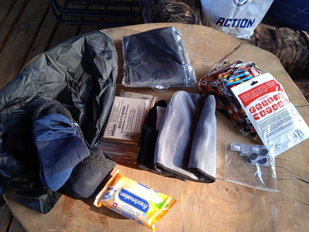 <em>Obiecte trimise de voluntari migranților din pădure. Foto: Agata Katarzyna Kluczewska</em>, noiembrie 2021