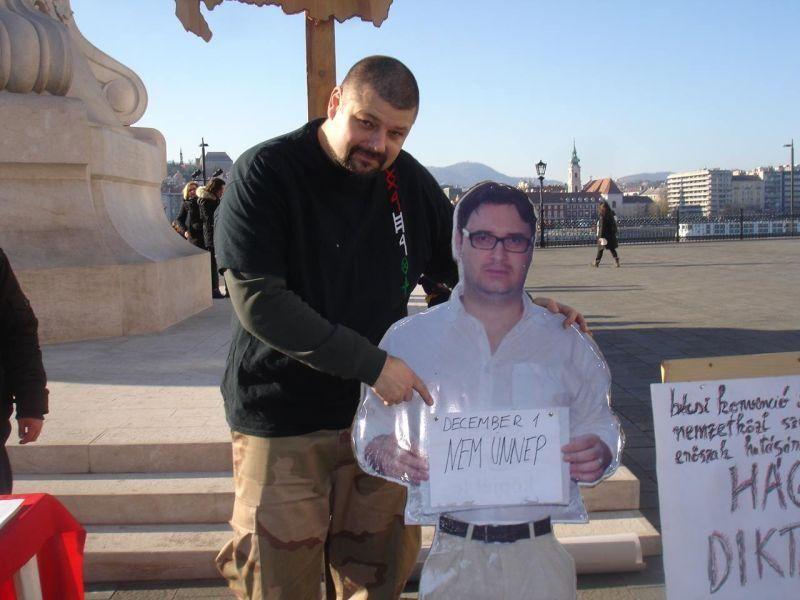 Extremistul maghiar Csibi Barna în război cu efigia naționalistului român Dan Tanasă.