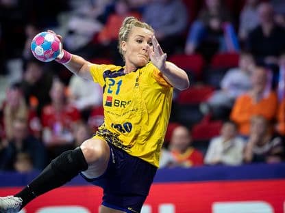 Crina Pintea: "Încercaţi să judecaţi mai puţin. Vă roagă fata aia de la ţară"