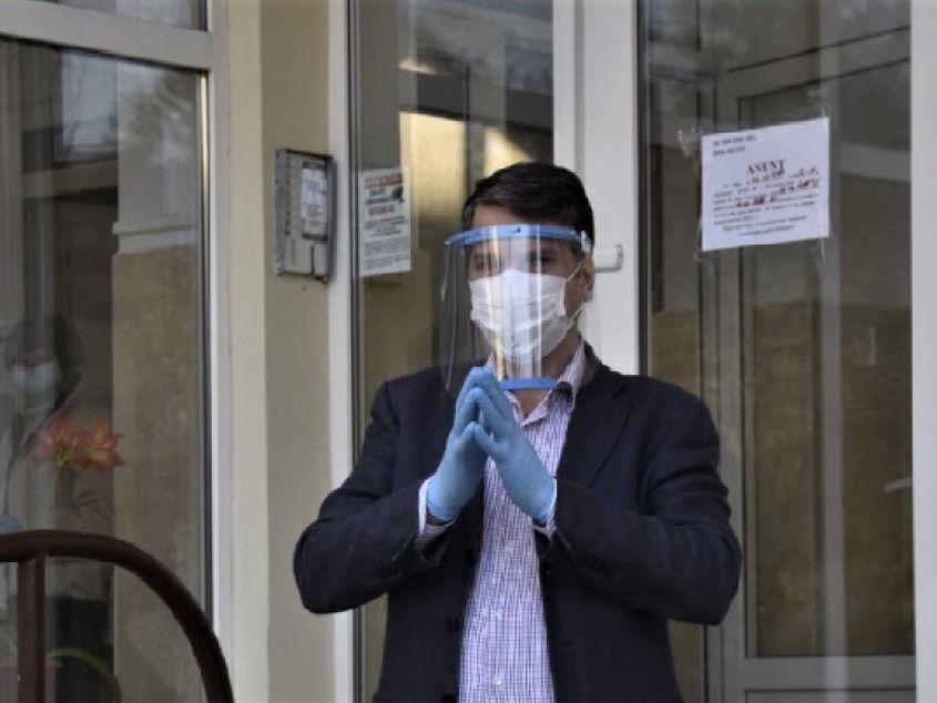 Directorul Sistemului de Gospodărire a Apelor Suceava,
Daniel Drăgoi, s-a rugat în genunchi în fața instituției, după care a fost demis.
Sursa svanews.ro.