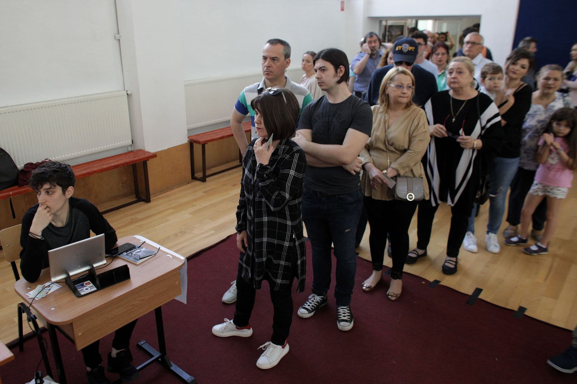 Persoane stau la coadă pentru a vota pentru alegerile europarlamentare, duminică, 26 mai 2019. Inquam Photos/Octav Ganea
