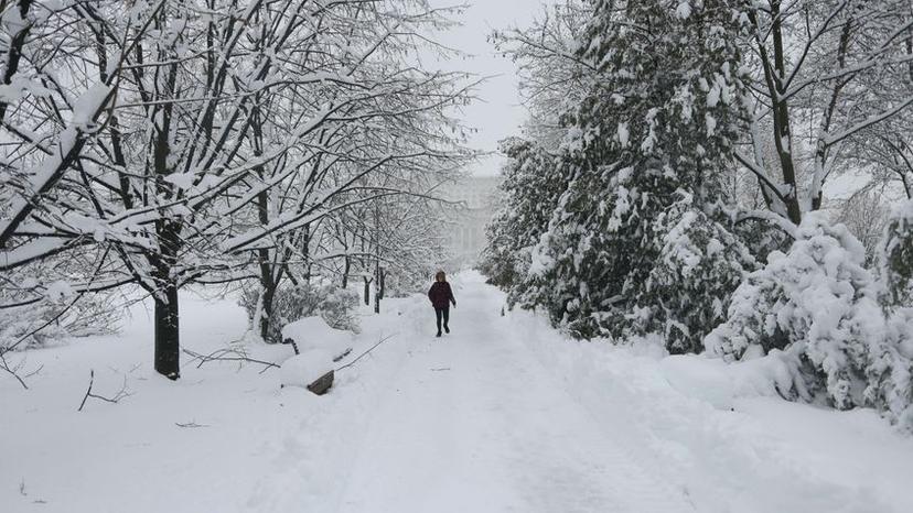 Traficul auto și pietonal s-a desfășurat în condiții dificile din cauza căderilor masive de zăpadă, ca urmare a codului roșu de ninsori. București, 18 februarie 2026 FOTO: Inquam Photos / George Calin