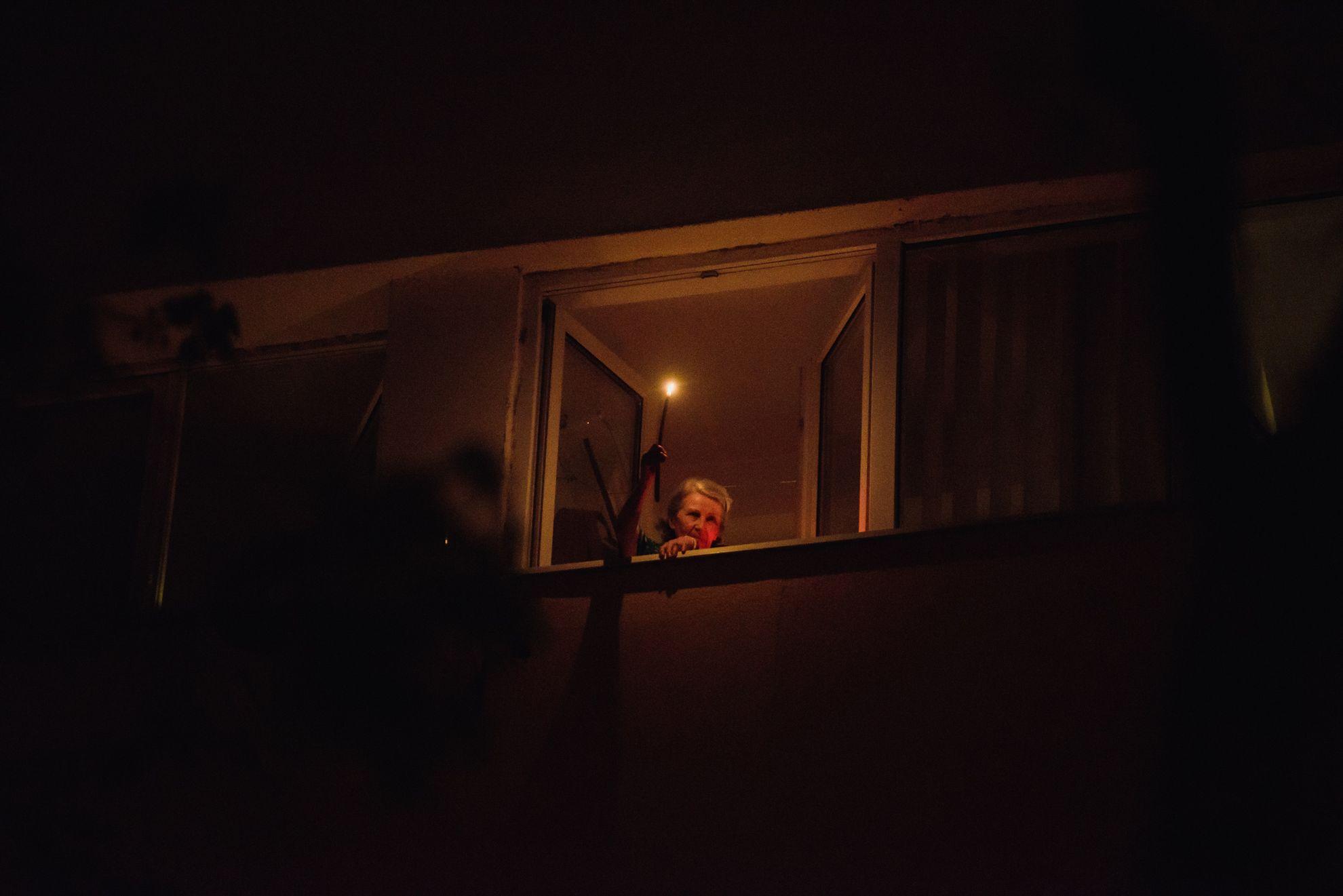 Iar bucuria cu care își ridică lumânările arată că lumina și-a atins scopul și anul acesta.