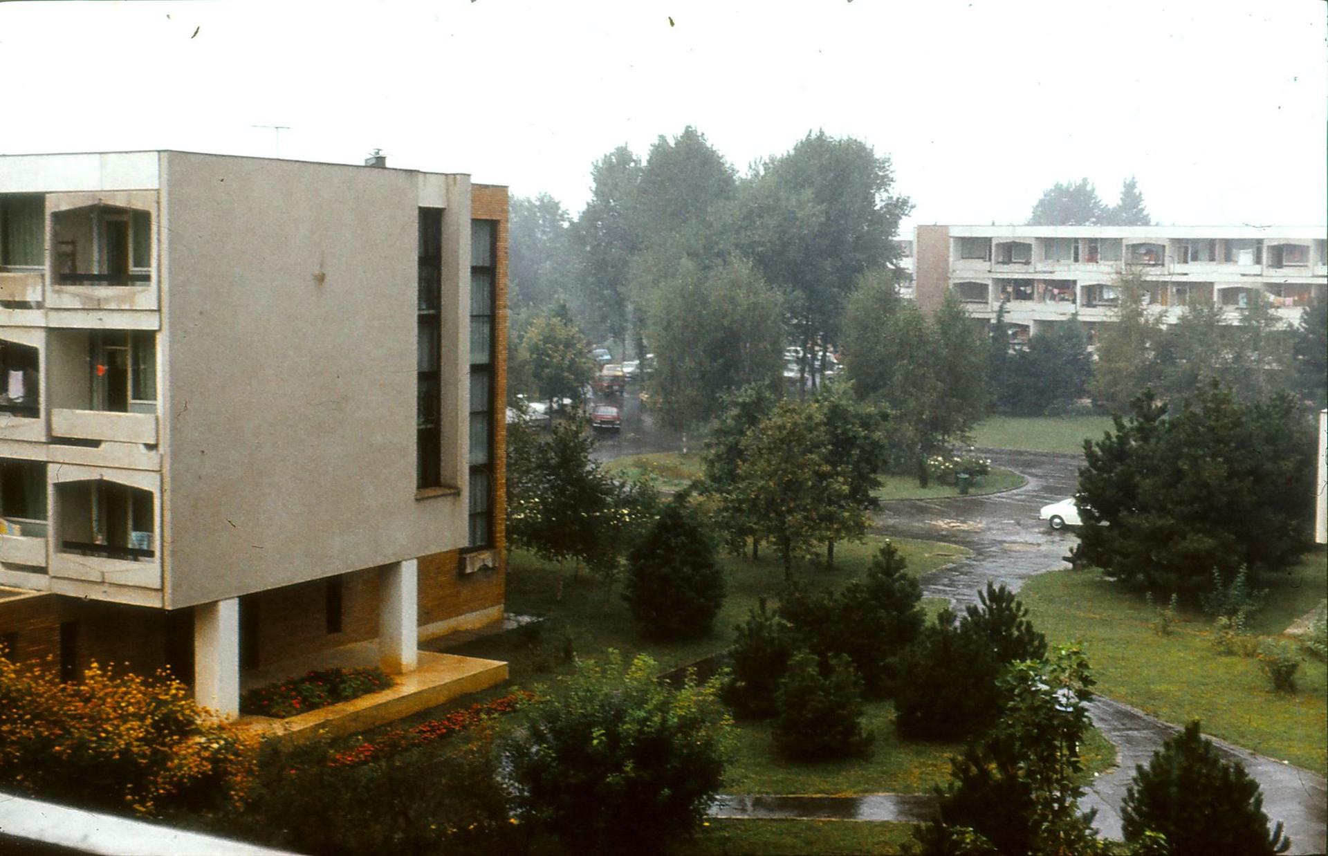 Grădinile generoase dintre hotelurile de mici dimensiuni din sudul stațiunii Olimp, care-ți permiteau să te relaxezi chiar și pe timp ploios, s-au păstrat. Deocamdată. Foto: Nicolae Mihălțianu, arhiva personală.