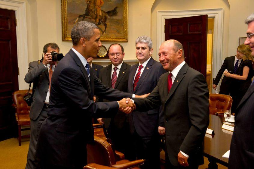 ORIGINAL. Fotografia oficială, în care Barack Obama dă mâna cu Traian Băsescu.