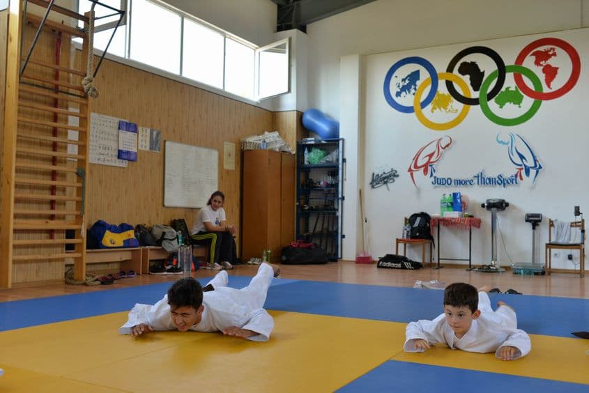 Alex nu a spus nimănui că s-a accidentat la umăr, pentru că vrea să facă antrenamentul. Totuși, simte durere la fiecare mișcare