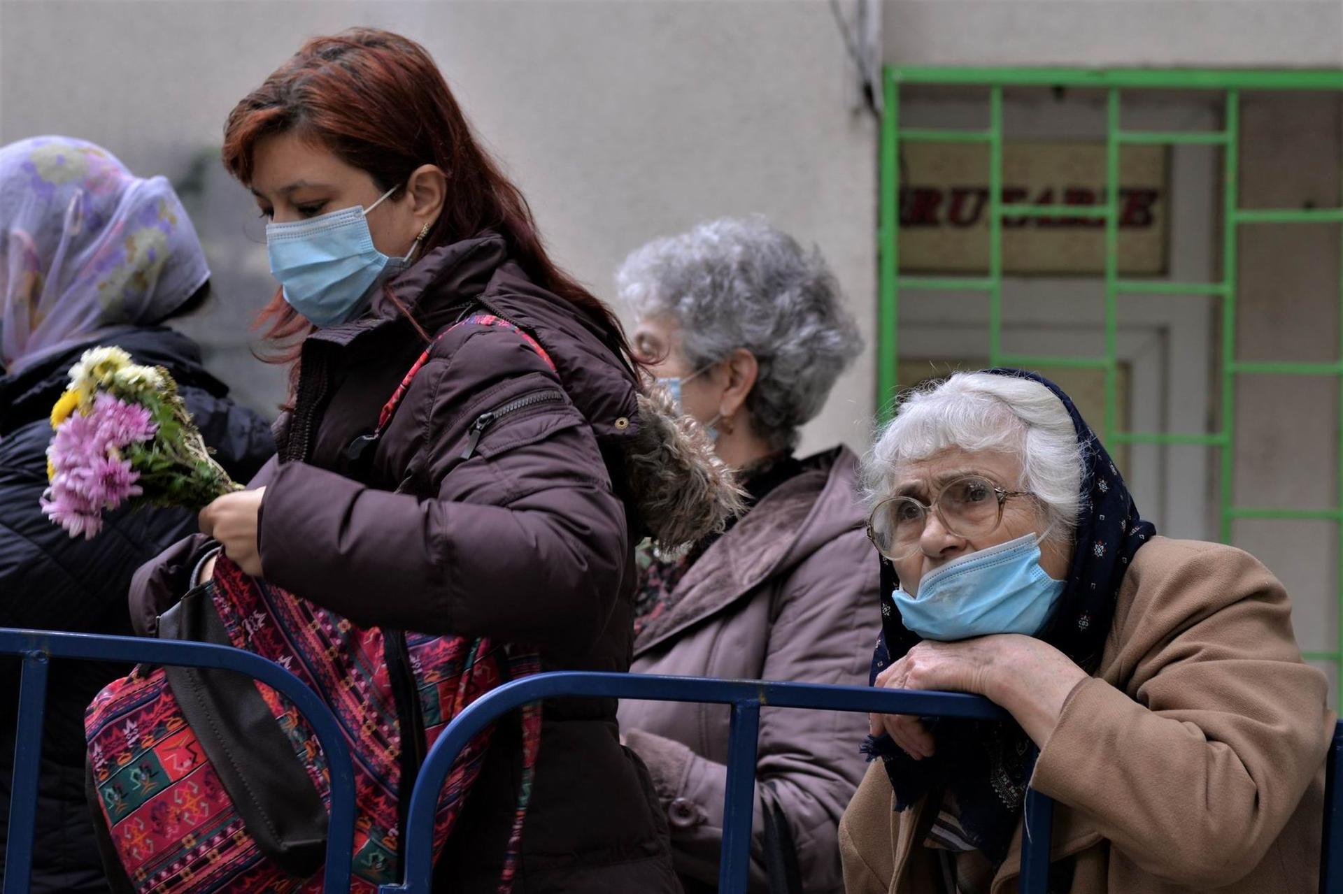 Pentru mulți, pelerinajul la moaște a pus în balanță respectul față de credință și față de viața proprie și a celorlalți. București, 26 octombrie 2020. Foto Lucian Muntean