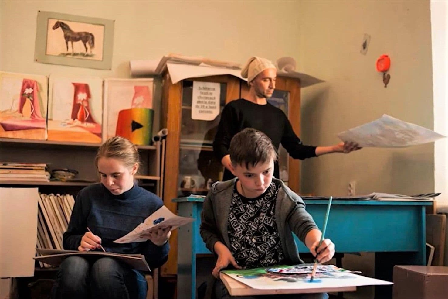 Gili Mocanu la Școala de Arte pentru copii din Orhei în cadrul Arbor Master Classes in Art 2019. Foto arhiva ARBOR