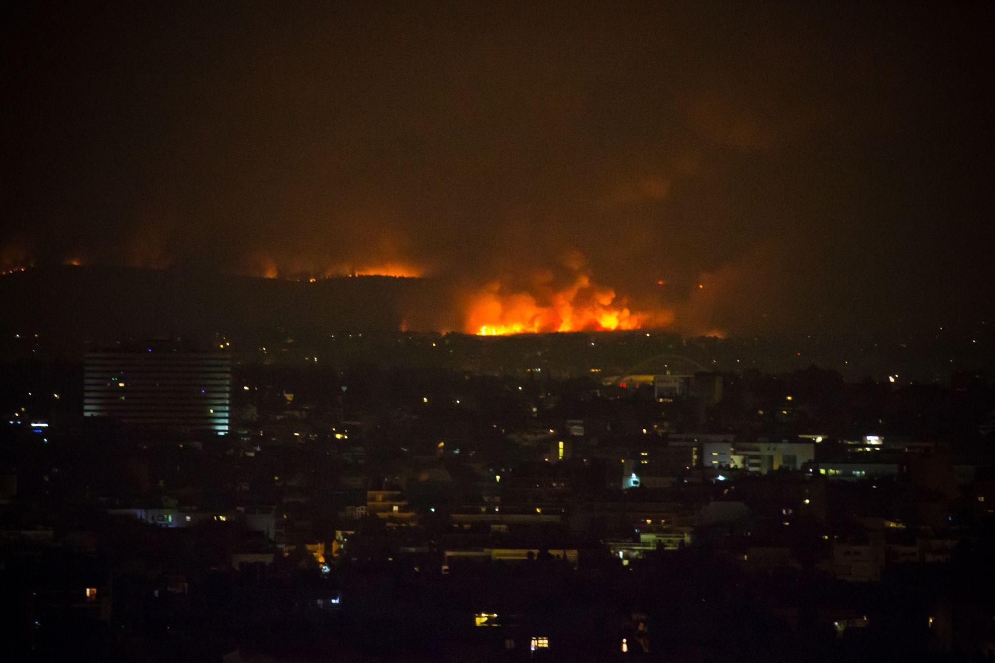 Suburbiile Atenei arzând, surprinse din Ymittos. Foto: Erald Llambro