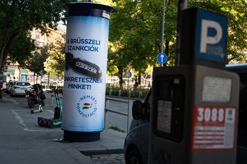 Consultarea națională privind sancțiunile este promovată printr-un afiș cu o bombă nucleară pe care scrie „sancțiuni”. Sursă foto: 444.hu