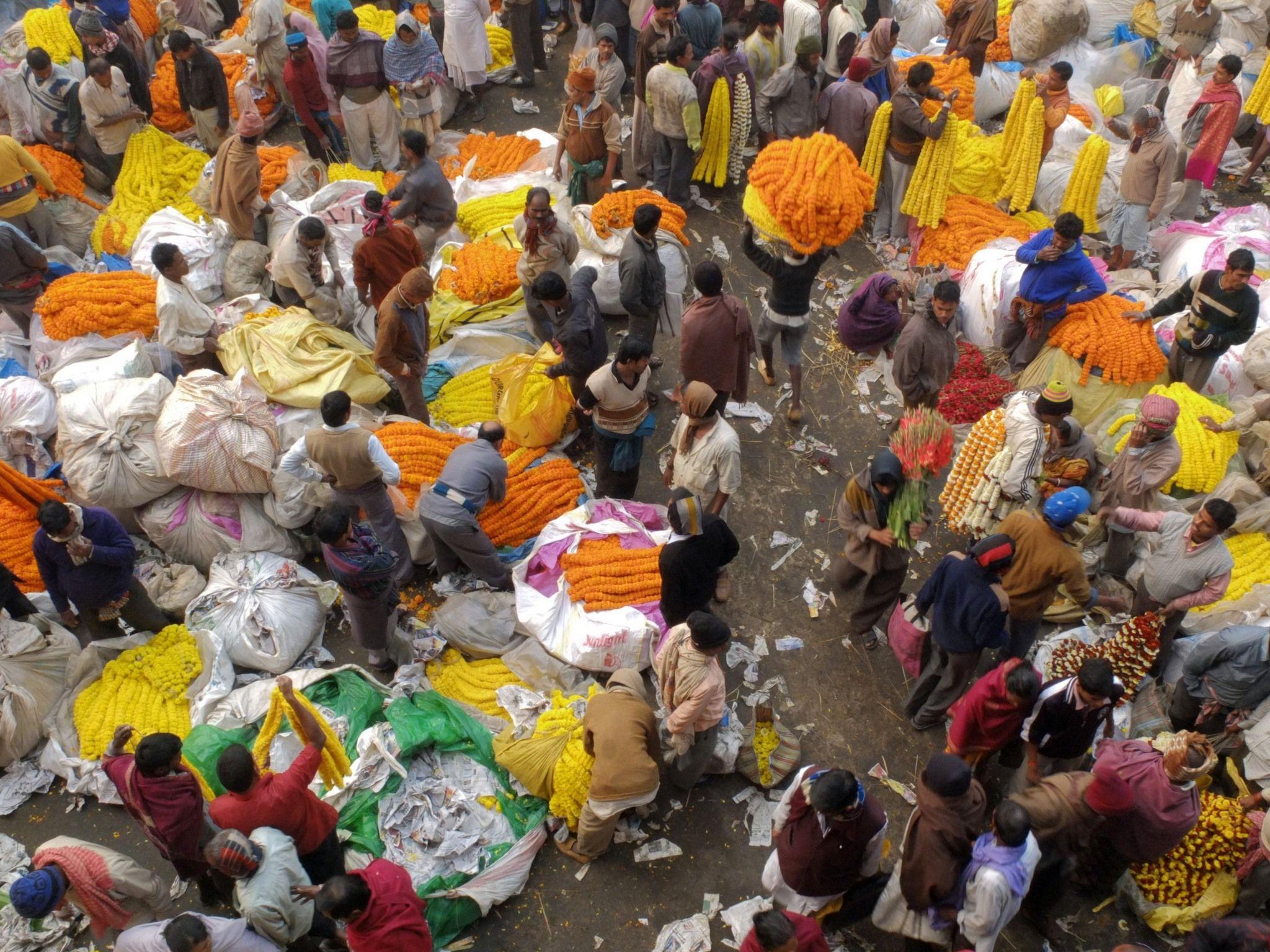 Nebunia de Mullick Ghat văzută de pe pod este cea mai faimoasă piață de flori din Kolkata.