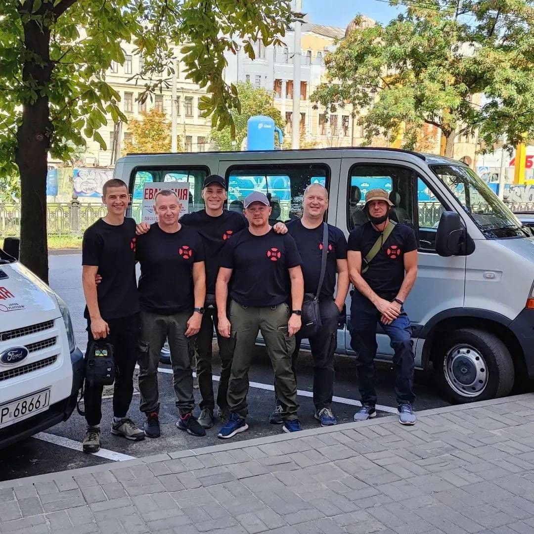 Șoferii echipajului de evacuare. Foto: Mykola Sirenko (ultimul din stânga)