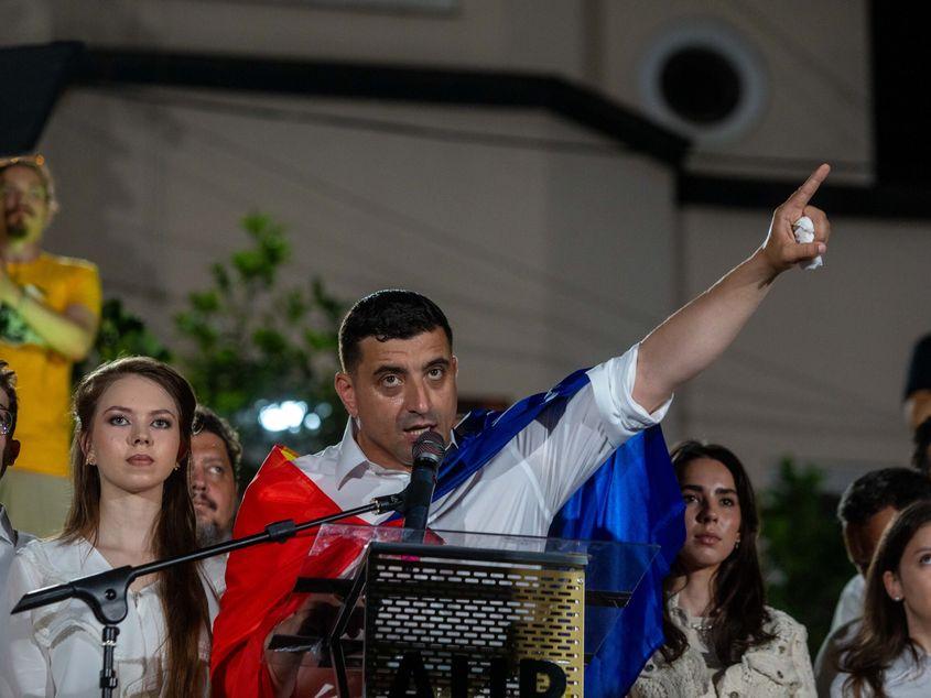 Declarații de presă ale liderului AUR, George Simion, în fața sediului AUR, in Bucuresti, 9 iunie 2024. Inquam Photos / Ovidiu Micsik