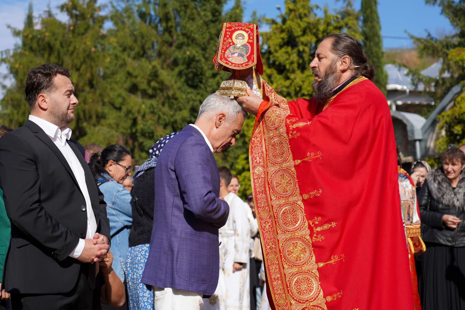 Călin Georgescu, binecuvântat de arhimandritul Atanasie Paleu, părintele duhovnic al Mănăstirii Sfintei Cruci. Foto: Raul Ștef