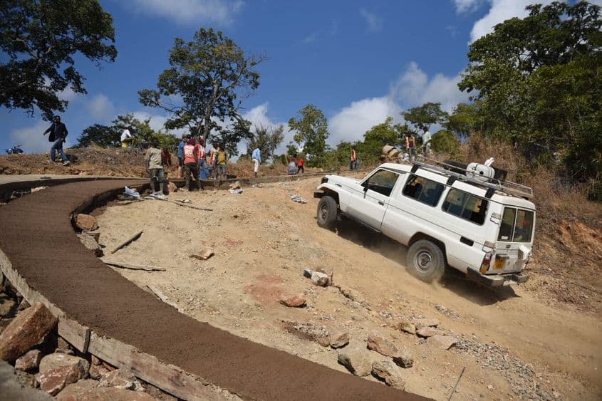 Drumul până la Lupingu e dificil chiar și pentru vehiculele 4×4. Foto: Ioana Epure