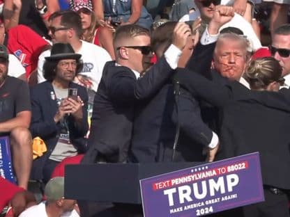 „E făcătură, dom’le”. Ce spun românii și americanii despre tentativa de asasinare a lui Trump. 4 narațiuni false sau greu de probat