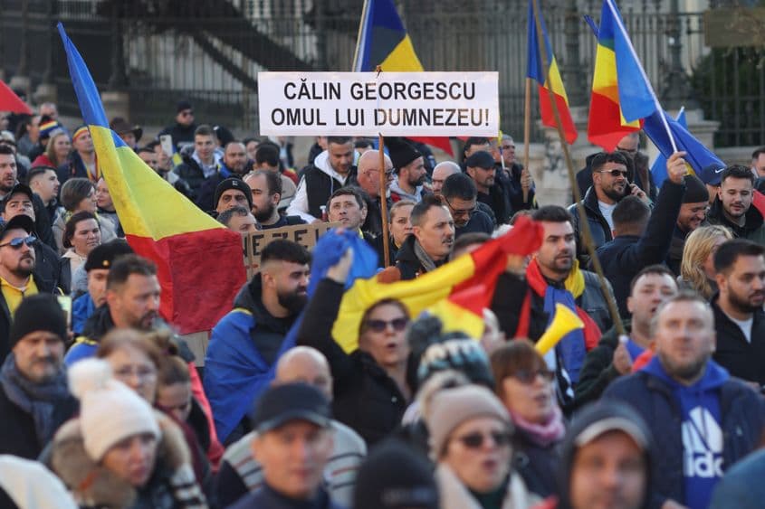Spre deosebire de suporterii altor politicieni români, suporterii lui Georgescu manifestă o fascinație religioasă față de politician. Foto: Inquam Photos / George Călin