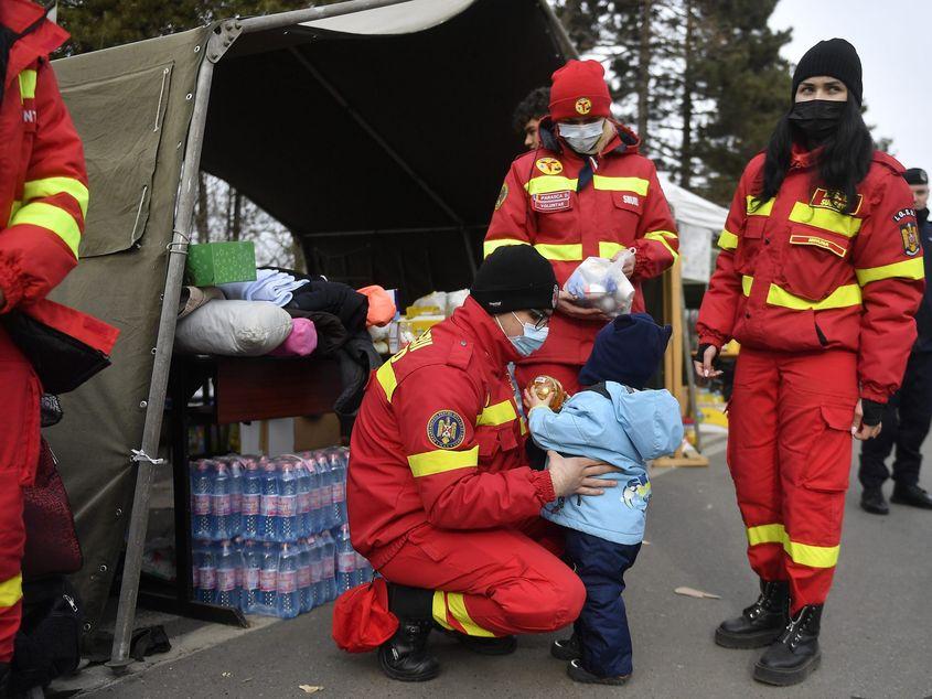 Echipaje de prim ajutor impart jucarii copiilor refugiati care trec granita in Romania prin vama Siret, in apropierea localitatii Siret, Suceava, sambata 26 februarie 2021. Credit foto: Inquam Photos / Alex Nicodim