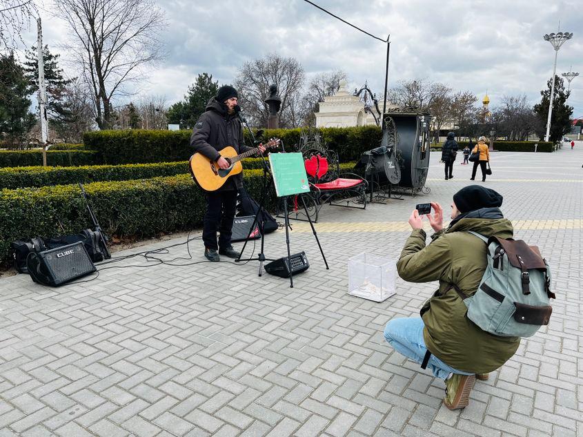 Alex Olaru, reporter PressOne, în Transnistria, în martie 2022. PressOne a fost una dintre foarte puținele publicații care au reușit să relateze din regiunea separatistă după începutul invaziei Rusiei în Ucraina.