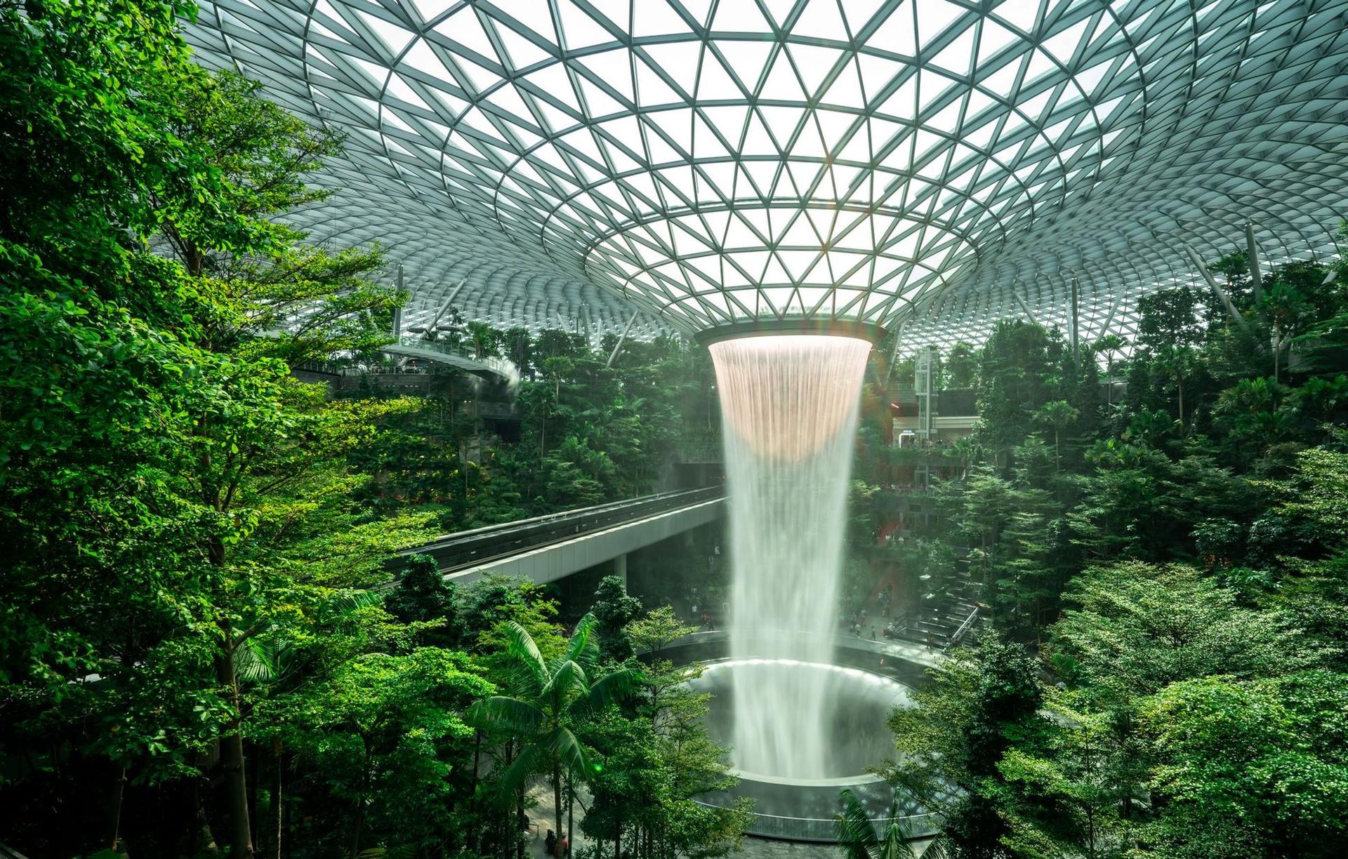 Aeroportul din Changi, Singapore, este în sine o atracție turistică. Include o pădure tropicală și o cascadă artificială. Foto: © Artinun Prekmoung | Dreamstime.com