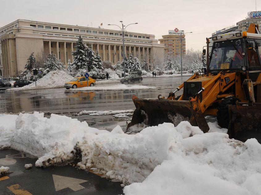 Deszăpezire în Piața Victoriei. Foto: Lucian Muntean