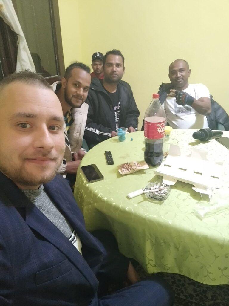 Bogdan Poto în prim plan; de la stânga la dreapta, Sadikur este primul din spatele lui. Sursă: Facebook Bogdan Poto