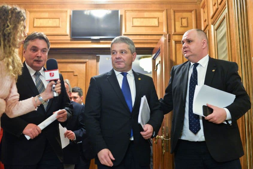 Senatorul László Attila (în stânga), alături de noul ministru al Sănătății, Florian Bodog (în centru). Foto: Lucian Muntean