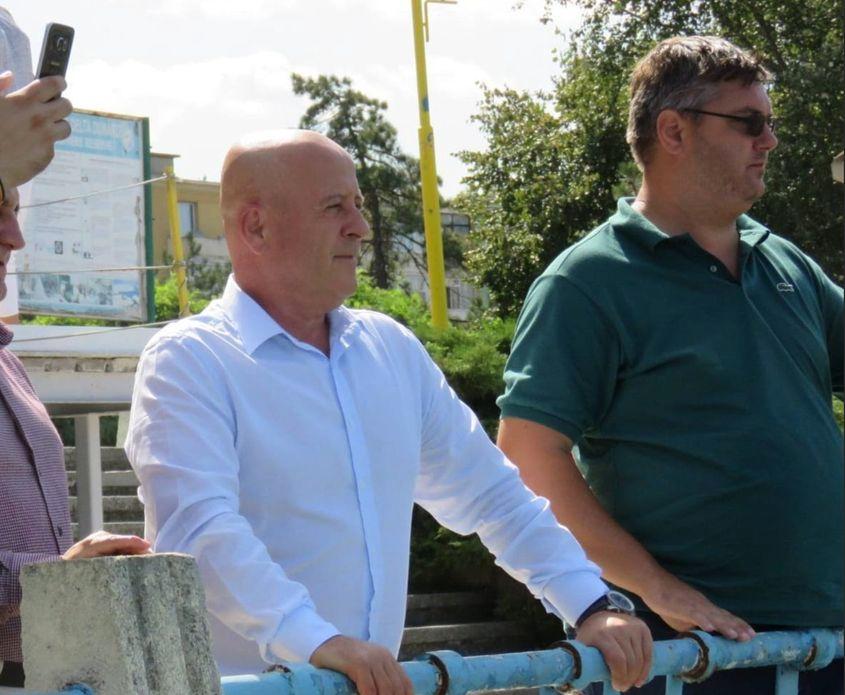 Președintele Consiliului Județean Tulcea, Horia Teodorescu în centrul imaginii, secondat de fostul ziarist Cristian Dogaru.