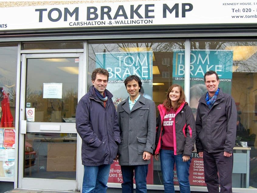 Tom Brake (primul din stânga), şeful grupului liberal-democrat din Camera Comunelor, în faţa biroului său parlamentar din sudul Londrei.