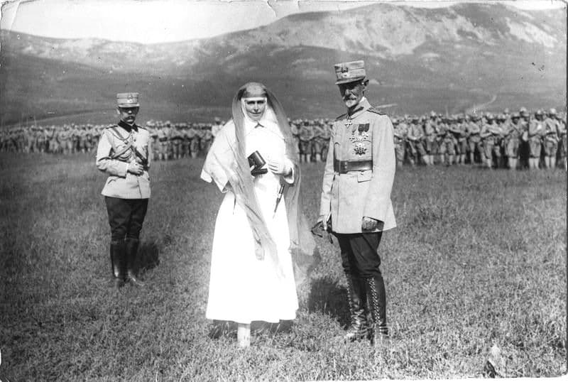 Regina Maria, alături de comandantul Armatei a II-a din Primul Război Mondial, generalul Averescu. Sursa foto: Asociația Pleniceanu
