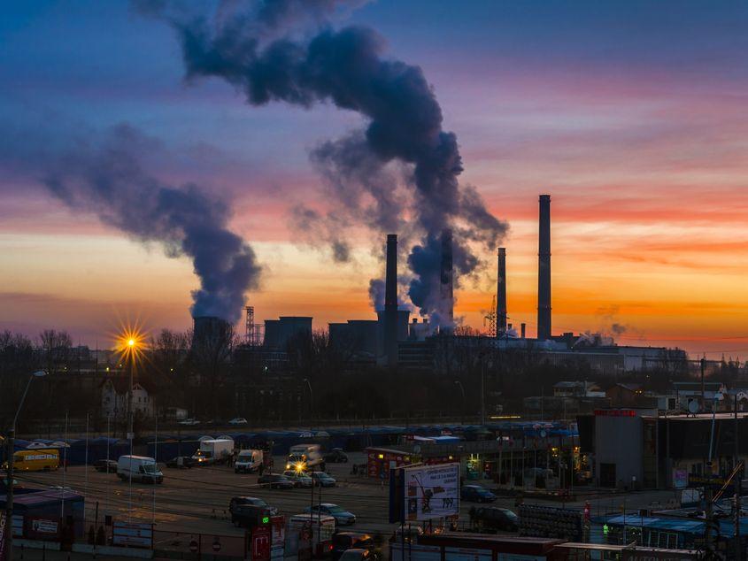 Centralele termice vechi, în special cele care folosesc păcura, creează un strat de poluare deasupra orașului. Imaginea este din Bucureşti. Foto: Mihocphoto / Dreamstime.com