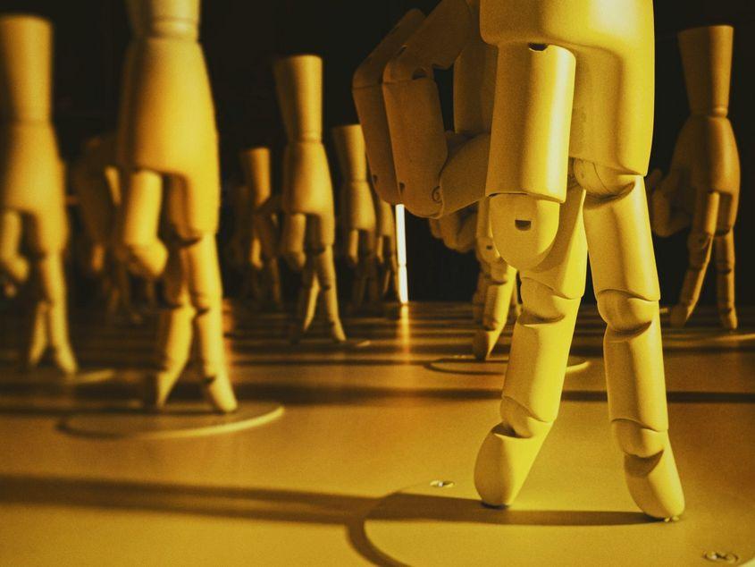 Roboții vor înlocui oamenii atât în fabrici, cât și pe posturile administrative care presupun munci repetitive de birou.
Foto: Jason Yuen / Unsplash