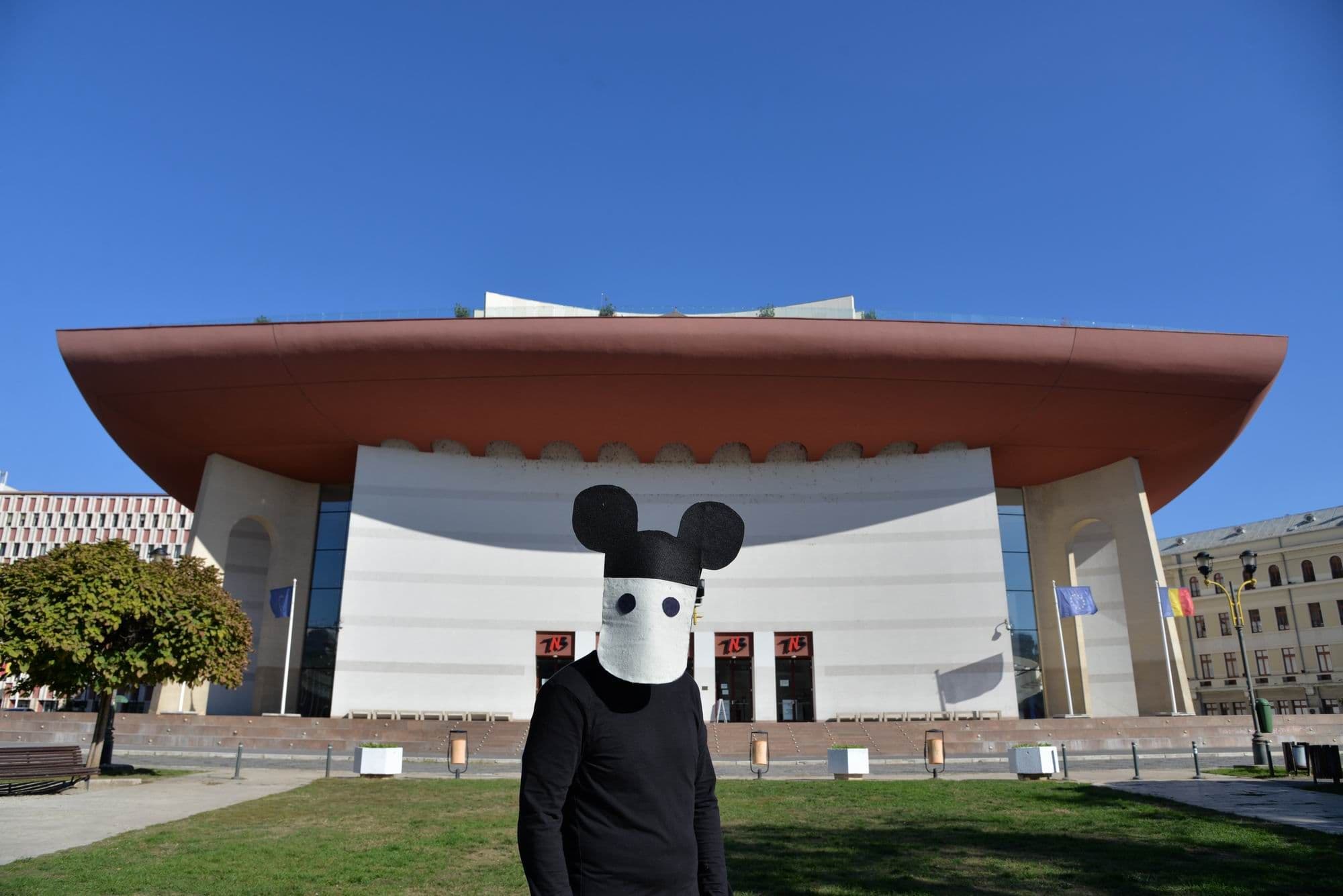 Spre finalul anului, din cauza numărului crescut de infectări cu noul coronavirus purtarea măştii a devenit obligatorie în toate spaţiile deschise din București. Fiecare a purtat ce a avut: măști chirurgicale sau „acoperitori faciale”. Foto Lucian Muntean