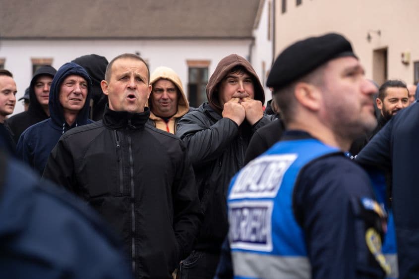 Protestatari la mitingul lui Péter Magyar din Oradea. Foto: Raul Ștef (c)