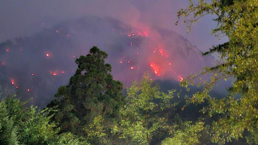 De mai bine de o lună, un incendiu distruge hectare din Domogled–Valea Cernei, cel mai mare parc național din România. Foto: Facebook / Herculane Domogled